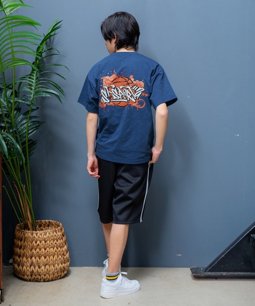 GLAZOS(グラソス)の「【大人向けサイズあり】【接触冷感】【速乾】【UVカット】クールラフ・バスケグラフィティプリント半袖Tシャツ(Tシャツ/カットソー・キッズ・ブルー/ブラック/グリーン系その他・140cm/150cm/160cm/170cm)」の4枚目の写真