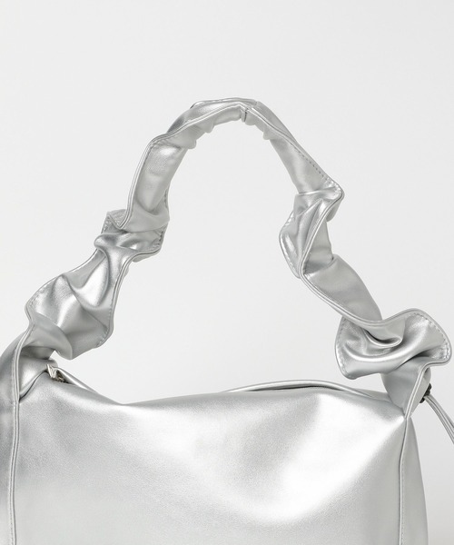 FOREVER 21(フォーエバー トゥエンティーワン)の「【2024SS】2WAYギャザーバッグ(ショルダーバッグ・レディース・ブラック/シルバー・FREE)」の4枚目の写真