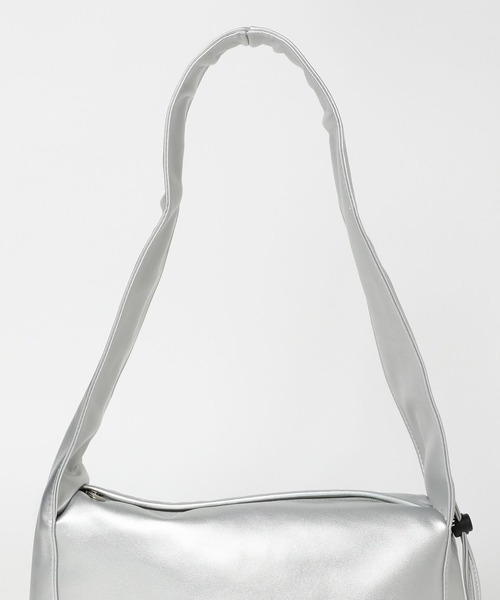 FOREVER 21(フォーエバー トゥエンティーワン)の「【2024SS】2WAYギャザーバッグ(ショルダーバッグ・レディース・ブラック/シルバー・FREE)」の3枚目の写真