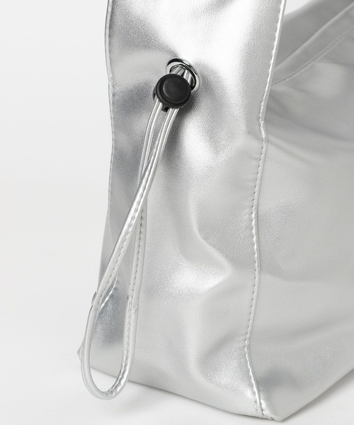 FOREVER 21(フォーエバー トゥエンティーワン)の「【2024SS】2WAYギャザーバッグ(ショルダーバッグ・レディース・ブラック/シルバー・FREE)」の14枚目の写真