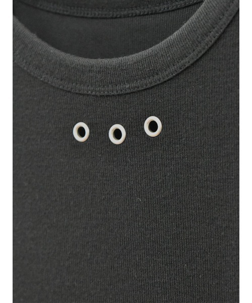 Reurie'(レウリィ)の「アイレットアメリカンスリーブトップス/eyelet american sleeve top ノースリーブ タンクトップ アメスリ ハトメ 胸元デザイン 穴あき カジュアル シンプル 韓国 Y2K ストリート モノトーン 黒 ブラック グレージュ グレー ベージュ(タンクトップ・レディース・グレイッシュベージュ/ブラック・FREE)」の10枚目の写真