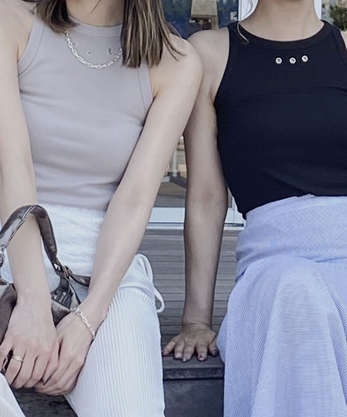 Reurie'(レウリィ)の「アイレットアメリカンスリーブトップス/eyelet american sleeve top ノースリーブ タンクトップ アメスリ ハトメ 胸元デザイン 穴あき カジュアル シンプル 韓国 Y2K ストリート モノトーン 黒 ブラック グレージュ グレー ベージュ(タンクトップ・レディース・グレイッシュベージュ/ブラック・FREE)」の11枚目の写真