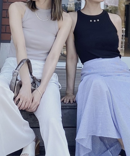 Reurie'(レウリィ)の「アイレットアメリカンスリーブトップス/eyelet american sleeve top ノースリーブ タンクトップ アメスリ ハトメ 胸元デザイン 穴あき カジュアル シンプル 韓国 Y2K ストリート モノトーン 黒 ブラック グレージュ グレー ベージュ(タンクトップ・レディース・グレイッシュベージュ/ブラック・FREE)」の21枚目の写真