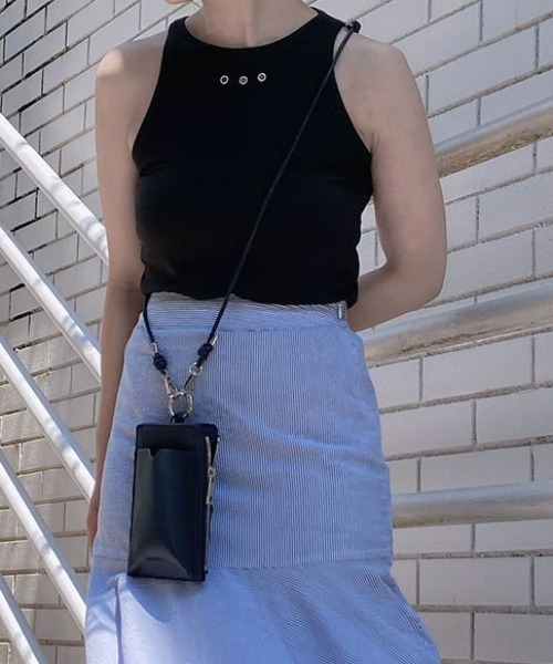 Reurie'(レウリィ)の「アイレットアメリカンスリーブトップス/eyelet american sleeve top ノースリーブ タンクトップ アメスリ ハトメ 胸元デザイン 穴あき カジュアル シンプル 韓国 Y2K ストリート モノトーン 黒 ブラック グレージュ グレー ベージュ(タンクトップ・レディース・グレイッシュベージュ/ブラック・FREE)」の20枚目の写真