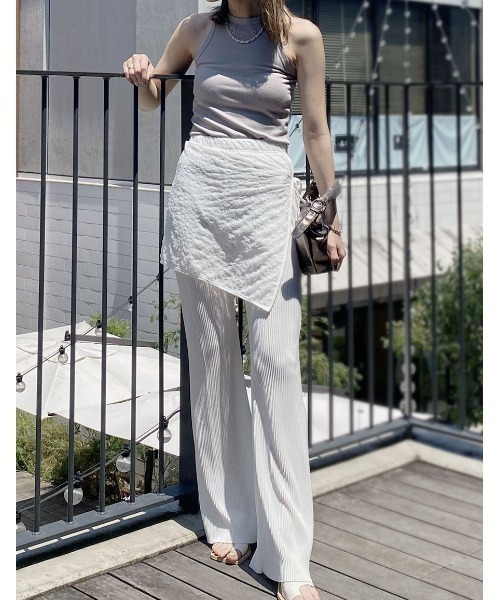 Reurie'(レウリィ)の「アイレットアメリカンスリーブトップス/eyelet american sleeve top ノースリーブ タンクトップ アメスリ ハトメ 胸元デザイン 穴あき カジュアル シンプル 韓国 Y2K ストリート モノトーン 黒 ブラック グレージュ グレー ベージュ(タンクトップ・レディース・グレイッシュベージュ/ブラック・FREE)」の15枚目の写真