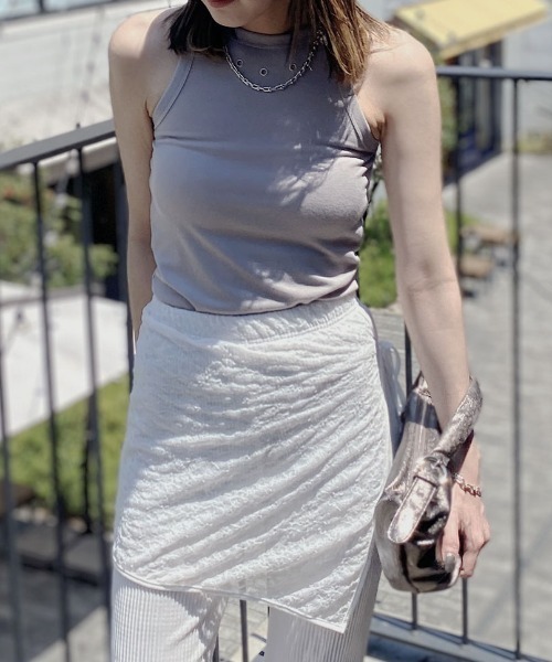 Reurie'(レウリィ)の「アイレットアメリカンスリーブトップス/eyelet american sleeve top ノースリーブ タンクトップ アメスリ ハトメ 胸元デザイン 穴あき カジュアル シンプル 韓国 Y2K ストリート モノトーン 黒 ブラック グレージュ グレー ベージュ(タンクトップ・レディース・グレイッシュベージュ/ブラック・FREE)」の6枚目の写真