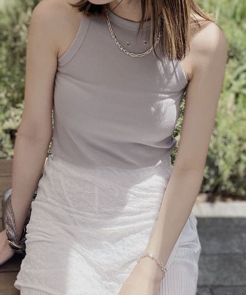 Reurie'(レウリィ)の「アイレットアメリカンスリーブトップス/eyelet american sleeve top ノースリーブ タンクトップ アメスリ ハトメ 胸元デザイン 穴あき カジュアル シンプル 韓国 Y2K ストリート モノトーン 黒 ブラック グレージュ グレー ベージュ(タンクトップ・レディース・グレイッシュベージュ/ブラック・FREE)」の5枚目の写真