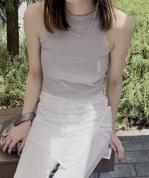 Reurie'(レウリィ)の「アイレットアメリカンスリーブトップス/eyelet american sleeve top ノースリーブ タンクトップ アメスリ ハトメ 胸元デザイン 穴あき カジュアル シンプル 韓国 Y2K ストリート モノトーン 黒 ブラック グレージュ グレー ベージュ(タンクトップ・レディース・グレイッシュベージュ/ブラック・FREE)」の16枚目の写真