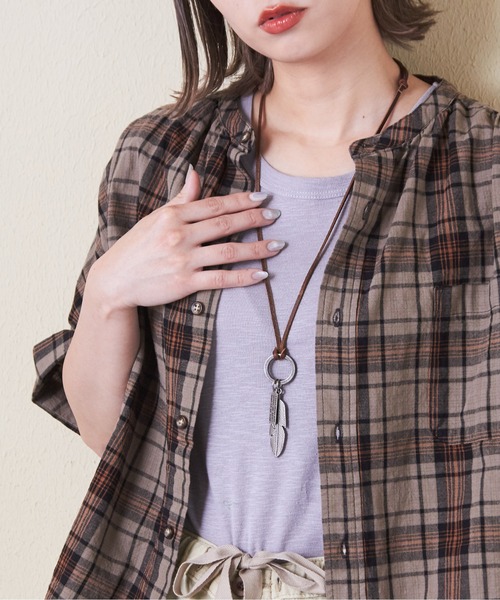 CUBE SUGAR(キューブシュガー)の「フェザーモチーフネックレス(ネックレス・レディース・シルバー/ゴールド・M)」の2枚目の写真