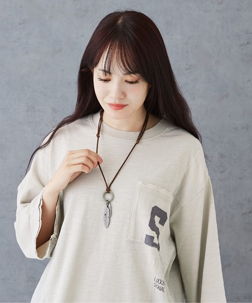 CUBE SUGAR(キューブシュガー)の「フェザーモチーフネックレス(ネックレス・レディース・シルバー/ゴールド・M)」の4枚目の写真