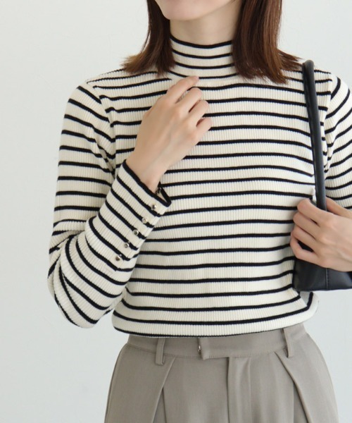 Pierrot（ピエロ）の「ゴールドボタンリブニット ハイネック（ニット/セーター・レディース・アイボリー/ブラック/ネイビー/チャコール/オレンジ/ホワイト×ブラック/キャメル/ブルーグリーン・M/L/LL）」の3枚目の写真