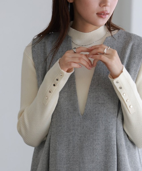 Pierrot（ピエロ）の「ゴールドボタンリブニット ハイネック（ニット/セーター・レディース・アイボリー/ブラック/ネイビー/チャコール/オレンジ/ホワイト×ブラック/キャメル/ブルーグリーン・M/L/LL）」の2枚目の写真