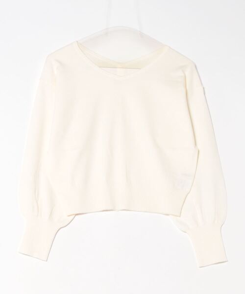 STRAWBERRY-FIELDS(ストロベリーフィールズ)の「バックパールVネックニット(ニット/セーター・レディース・ブラック/グレー/ベージュ/サーモンピンク/ブルー系その他/オフホワイト・2)」の2枚目の写真