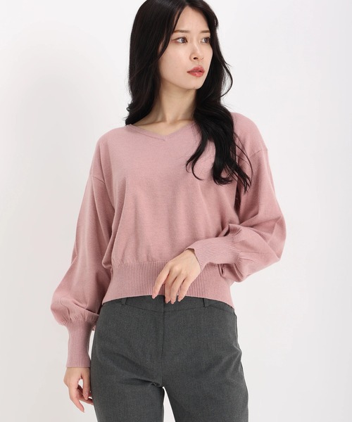 STRAWBERRY-FIELDS(ストロベリーフィールズ)の「バックパールVネックニット(ニット/セーター・レディース・ブラック/グレー/ベージュ/サーモンピンク/ブルー系その他/オフホワイト・2)」の6枚目の写真