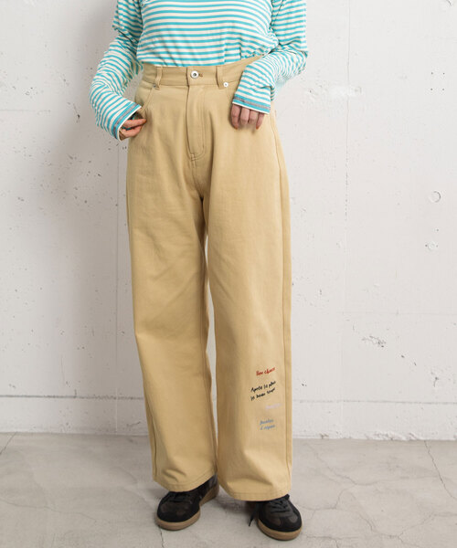 POU DOU DOU（プードゥドゥ）の「メッセージ刺繍ストレートパンツ（その他パンツ・レディース・ブラック/ベージュ/ブルー系・M）」の2枚目の写真