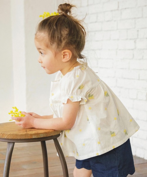 BRANSHES（ブランシェス）の「【おそろい】ミモザ刺繍チュニック（シャツ/ブラウス・キッズ・ブルー/オフホワイト・130/120/110/100/150/140/80/90）」の2枚目の写真