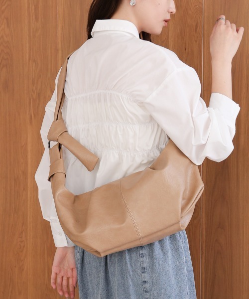 Bab(バブ)の「ショルダークロワッサンバッグ(ショルダーバッグ・レディース・ベージュ/アイボリー/ブラック・ONESIZE)」の3枚目の写真