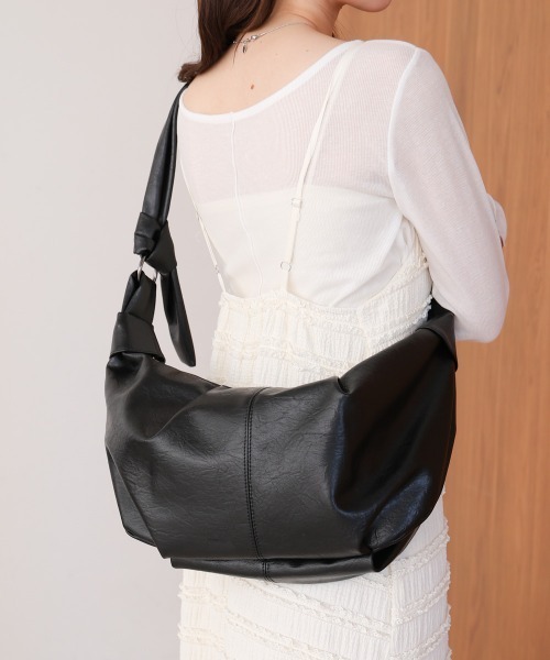 Bab(バブ)の「ショルダークロワッサンバッグ(ショルダーバッグ・レディース・ベージュ/アイボリー/ブラック・ONESIZE)」の1枚目の写真