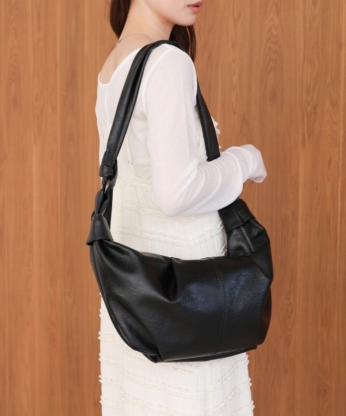 Bab(バブ)の「ショルダークロワッサンバッグ(ショルダーバッグ・レディース・ベージュ/アイボリー/ブラック・ONESIZE)」の12枚目の写真