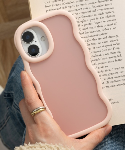emonique(エモニーク)の「iPhoneケース カバー 滑りにくい うねうね TPUシリコン素材 マット【12/13/14/15/15p/16/16E/17/17p/Air/17e対応】(スマホケース/カバー・レディース・ピンク/ブラック/グレー・iPhone 13/iPhone 14/iPhone 16/iPhone 15/iPhone 12/iPhone 16e/iPhone 15 Pro/iPhone 17 Pro/iPhone Air/iPhone 17)」の3枚目の写真