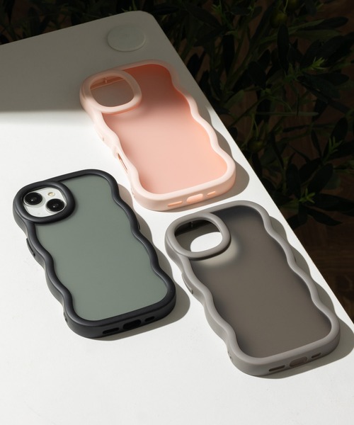 emonique(エモニーク)の「iPhoneケース カバー 滑りにくい うねうね TPUシリコン素材 マット【12/13/14/15/15p/16/16E/17/17p/Air/17e対応】(スマホケース/カバー・レディース・ピンク/ブラック/グレー・iPhone 13/iPhone 14/iPhone 16/iPhone 15/iPhone 12/iPhone 16e/iPhone 15 Pro/iPhone 17 Pro/iPhone Air/iPhone 17)」の4枚目の写真