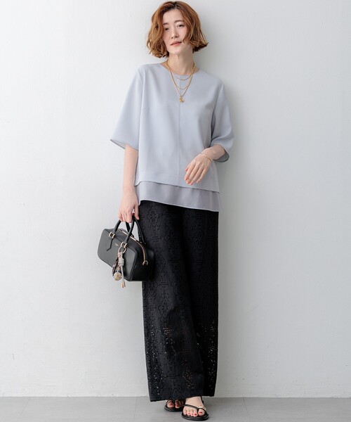 23区(ニジュウサンク)の「ストレッチジョーゼット シアーコンビ カットソー(Tシャツ/カットソー・レディース・ブラック系/ダークブラウン系/ベージュ系/ホワイト系/スモーキーグリーン系/ネイビー系/ピンク/ブルー・38)」の11枚目の写真
