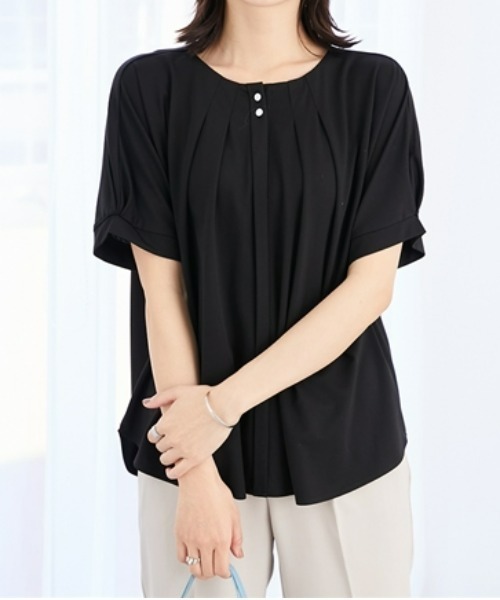7days Life Styling(セブンデイズライフスタイリング)の「ブラウス見え シルケットポンチメタルボタンタックドルマントップス(Tシャツ/カットソー・レディース・グレイッシュベージュ/ブラック/オフホワイト・S/M/L/LL/3L/4L/5L/6L)」の2枚目の写真