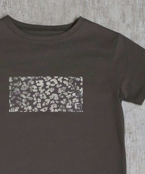 Mili affinity（ミリアフィニティー）の「マルチデザインシルバー箔プリントTシャツ（Tシャツ/カットソー・レディース・グレー系3/グレー系2/ホワイト系2/ホワイト系1/グレー系1/ホワイト系3・FREE）」の5枚目の写真