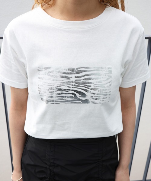 Mili affinity（ミリアフィニティー）の「マルチデザインシルバー箔プリントTシャツ（Tシャツ/カットソー・レディース・グレー系3/グレー系2/ホワイト系2/ホワイト系1/グレー系1/ホワイト系3・FREE）」の20枚目の写真