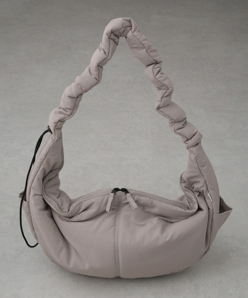 NANO universe(ナノユニバース)の「「NJ/CLUB」中綿ハーフムーンショルダーバッグ(ショルダーバッグ・メンズ・ターコイズブルー/ブラック/ベージュ/ロイヤルブルー・FREE)」の3枚目の写真