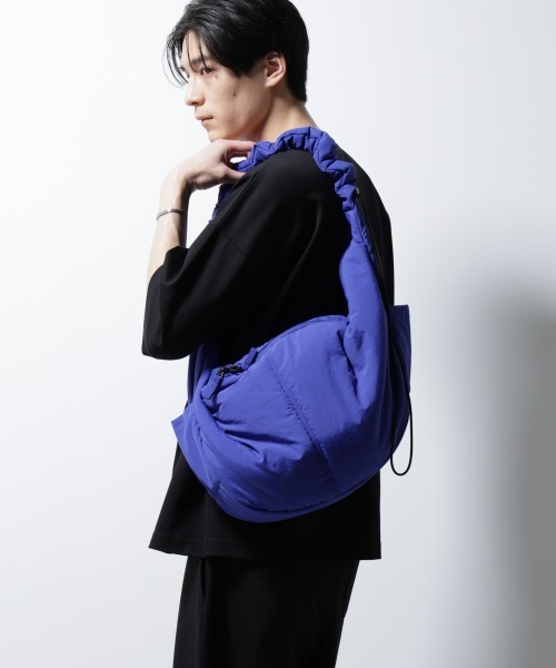 NANO universe(ナノユニバース)の「「NJ/CLUB」中綿ハーフムーンショルダーバッグ(ショルダーバッグ・メンズ・ターコイズブルー/ブラック/ベージュ/ロイヤルブルー・FREE)」の1枚目の写真