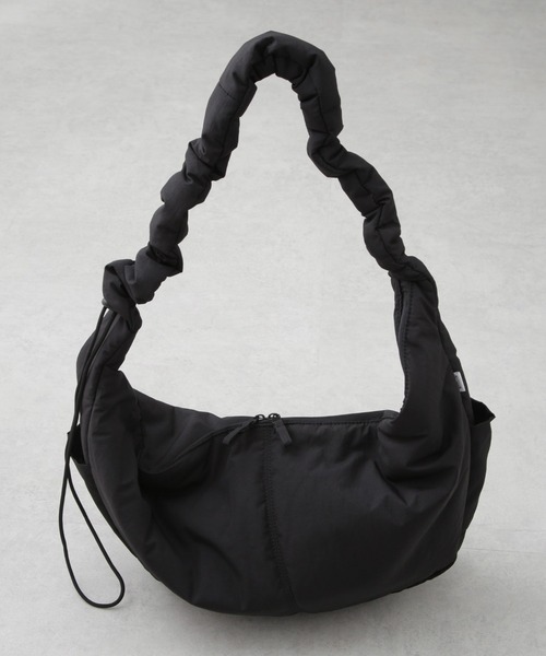 NANO universe(ナノユニバース)の「「NJ/CLUB」中綿ハーフムーンショルダーバッグ(ショルダーバッグ・メンズ・ターコイズブルー/ブラック/ベージュ/ロイヤルブルー・FREE)」の2枚目の写真