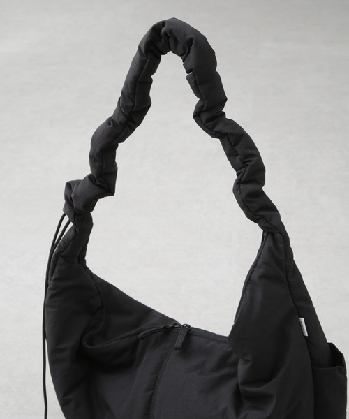 NANO universe(ナノユニバース)の「「NJ/CLUB」中綿ハーフムーンショルダーバッグ(ショルダーバッグ・メンズ・ターコイズブルー/ブラック/ベージュ/ロイヤルブルー・FREE)」の8枚目の写真