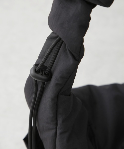 NANO universe(ナノユニバース)の「「NJ/CLUB」中綿ハーフムーンショルダーバッグ(ショルダーバッグ・メンズ・ターコイズブルー/ブラック/ベージュ/ロイヤルブルー・FREE)」の11枚目の写真