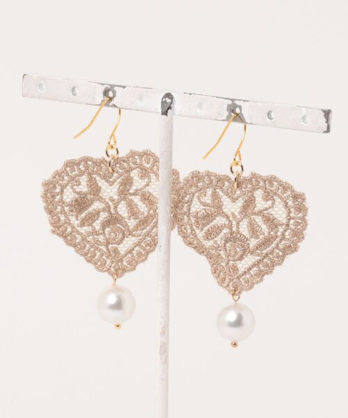 VIBGYOR(ヴィブジョー)の「【MUURABBTI】ハートのレースとパールピアス(MA)(ピアス(両耳用)・レディース・ベージュ/ブラウン・FREE)」の3枚目の写真