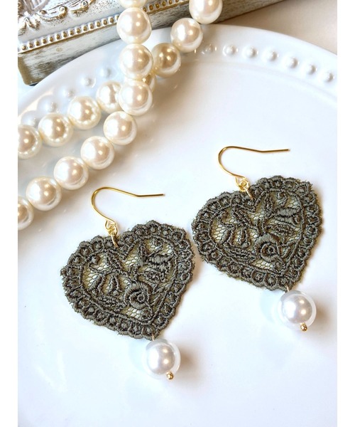 VIBGYOR(ヴィブジョー)の「【MUURABBTI】ハートのレースとパールピアス(MA)(ピアス(両耳用)・レディース・ベージュ/ブラウン・FREE)」の1枚目の写真