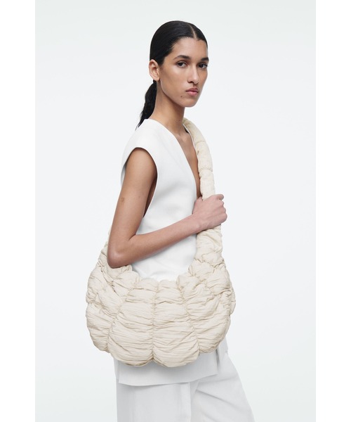 COS（コス）の「RIPPLEクロスボディーバッグ - ナイロン（ショルダーバッグ・レディース・オフホワイト・ONE SIZE）」の5枚目の写真