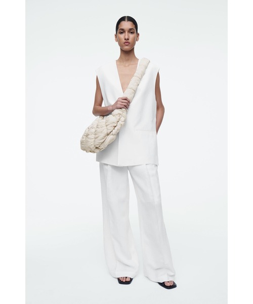 COS（コス）の「RIPPLEクロスボディーバッグ - ナイロン（ショルダーバッグ・レディース・オフホワイト・ONE SIZE）」の4枚目の写真