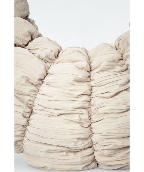 COS（コス）の「RIPPLEクロスボディーバッグ - ナイロン（ショルダーバッグ・レディース・オフホワイト・ONE SIZE）」の2枚目の写真