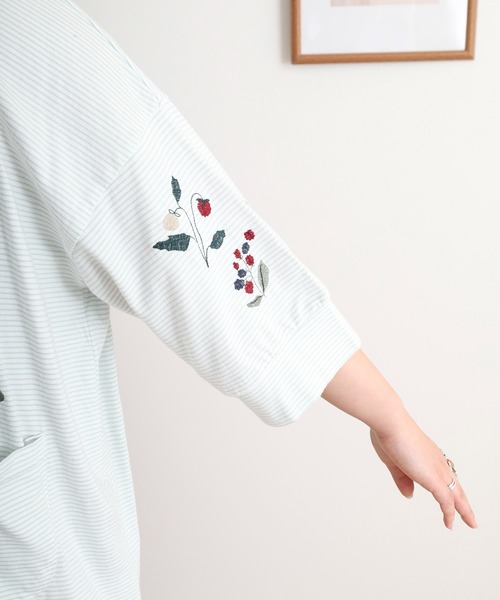 Emago(イマゴ)の「EMAGO 2WAY花刺繍カーデ(カーディガン/ボレロ・レディース・ネイビー/アイボリー/ホワイト×ブルー・FREE)」の13枚目の写真