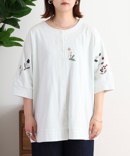 Emago(イマゴ)の「EMAGO 2WAY花刺繍カーデ(カーディガン/ボレロ・レディース・ネイビー/アイボリー/ホワイト×ブルー・FREE)」の19枚目の写真