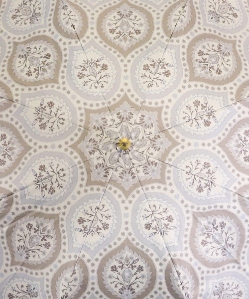 macocca（マコッカ）の「完全遮光 日傘 晴雨兼用 Paraffi パラフィ ショート傘 軽量  ダマスク柄（長傘・レディース・グレー/ブルー・FREE）」の7枚目の写真