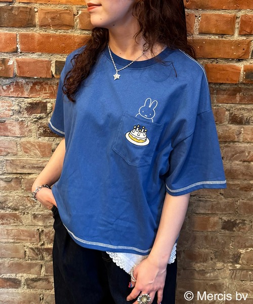 DOUBLE NAME(ダブルネーム)の「【miffy 70th】ショート丈ポケットTEE(Tシャツ/カットソー・レディース・オレンジ/オフホワイト/ブルー・FREE)」の2枚目の写真