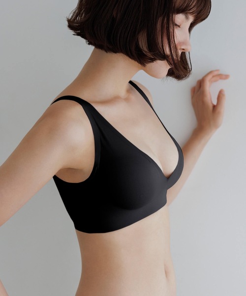 BAMBI WATER(バンビウォーター)の「【昼夜兼用】ノンワイヤーなのにホールド力抜群 外出時もおうちでも 1日中使える ナイトブラ シームレス (Vネック) セットアップ可能(ナイトブラ・レディース・グレイッシュベージュ/ブラック・XL/L/M/S)」の4枚目の写真