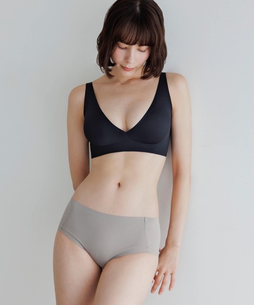BAMBI WATER(バンビウォーター)の「【昼夜兼用】ノンワイヤーなのにホールド力抜群 外出時もおうちでも 1日中使える ナイトブラ シームレス (Vネック) セットアップ可能(ナイトブラ・レディース・グレイッシュベージュ/ブラック・XL/L/M/S)」の6枚目の写真