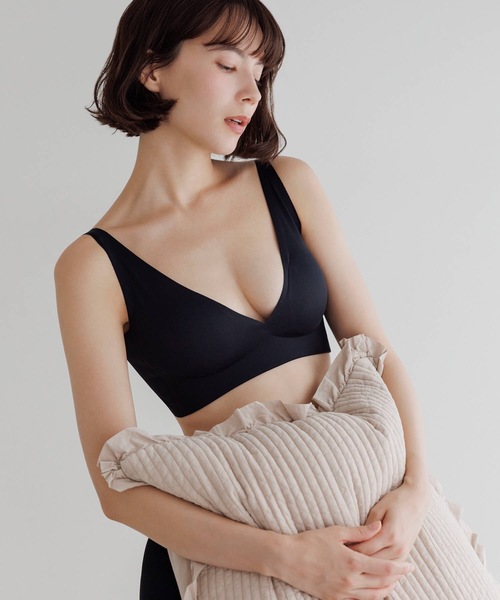 BAMBI WATER(バンビウォーター)の「【昼夜兼用】ノンワイヤーなのにホールド力抜群 外出時もおうちでも 1日中使える ナイトブラ シームレス (Vネック) セットアップ可能(ナイトブラ・レディース・グレイッシュベージュ/ブラック・XL/L/M/S)」の7枚目の写真
