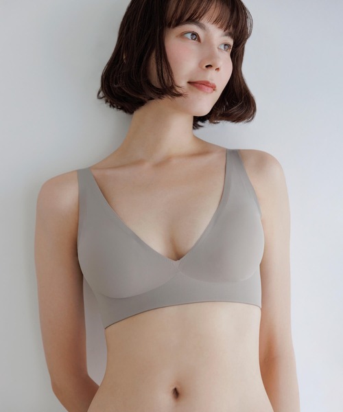 BAMBI WATER(バンビウォーター)の「【昼夜兼用】ノンワイヤーなのにホールド力抜群 外出時もおうちでも 1日中使える ナイトブラ シームレス (Vネック) セットアップ可能(ナイトブラ・レディース・グレイッシュベージュ/ブラック・XL/L/M/S)」の14枚目の写真