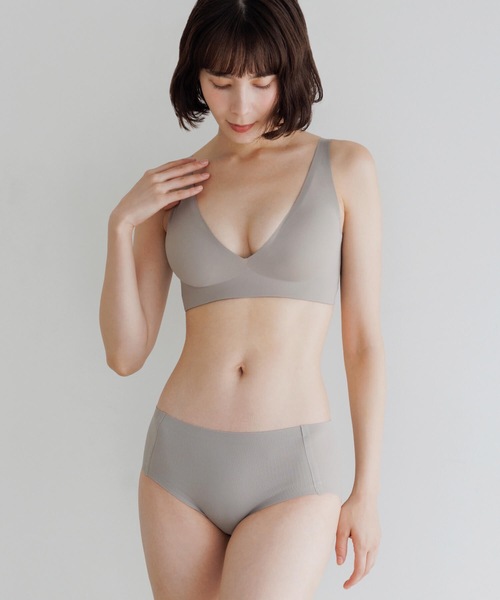 BAMBI WATER(バンビウォーター)の「【昼夜兼用】ノンワイヤーなのにホールド力抜群 外出時もおうちでも 1日中使える ナイトブラ シームレス (Vネック) セットアップ可能(ナイトブラ・レディース・グレイッシュベージュ/ブラック・XL/L/M/S)」の17枚目の写真