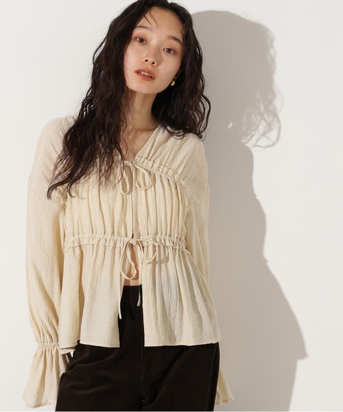 N.（N. Natural Beauty Basic）（エヌエヌナチュラルビューティーベーシック）の「楊柳シャーリングリボンブラウス（シャツ/ブラウス・レディース・アイボリー/レッド/ブラック・MEDIUM）」の2枚目の写真