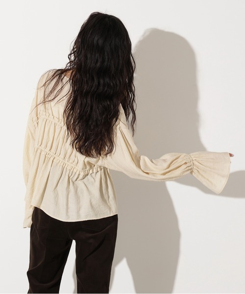 N.（N. Natural Beauty Basic）（エヌエヌナチュラルビューティーベーシック）の「楊柳シャーリングリボンブラウス（シャツ/ブラウス・レディース・アイボリー/レッド/ブラック・MEDIUM）」の5枚目の写真